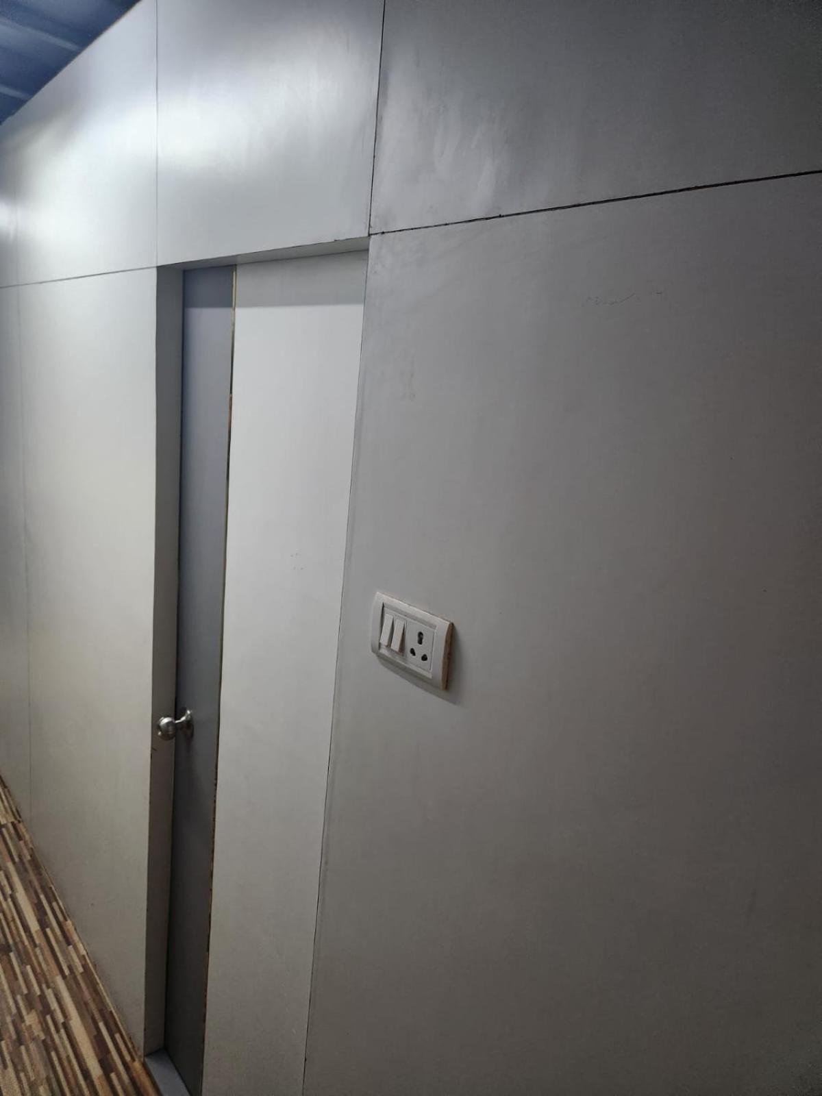 Sinhassan Dormitory Hostel Juhu Mumbai Exterior foto