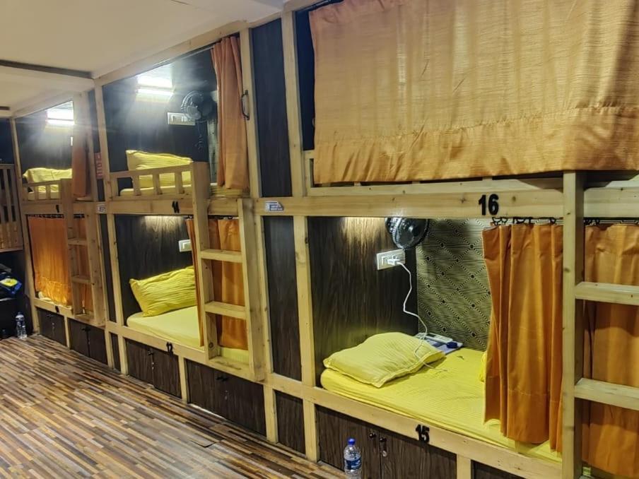 Sinhassan Dormitory Hostel Juhu Mumbai Exterior foto